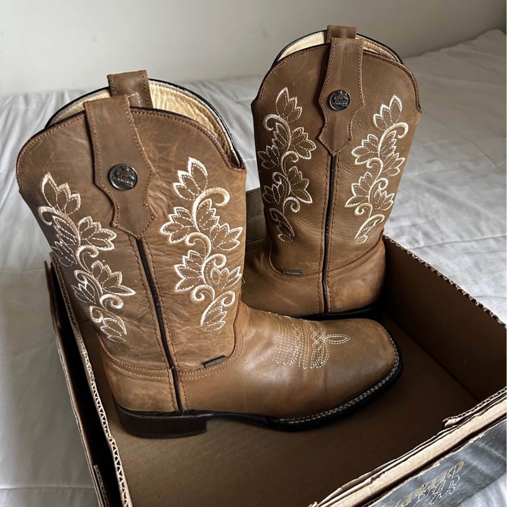 Women’s Size 8 Square Toe Boots.